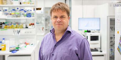 Portrait photo of Prof. Sebastian Hiller.
